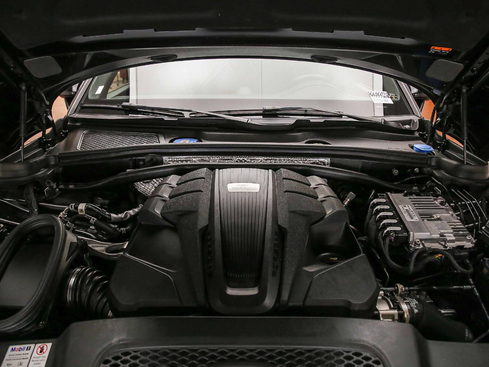 Certified 2022 Porsche Macan S AWD/4WD image 32
