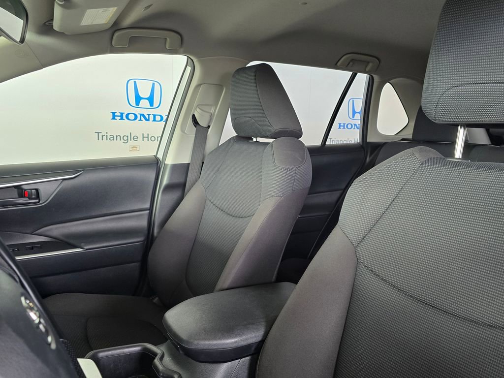 Used 2023 Toyota RAV4 LE AWD/4WD image 10