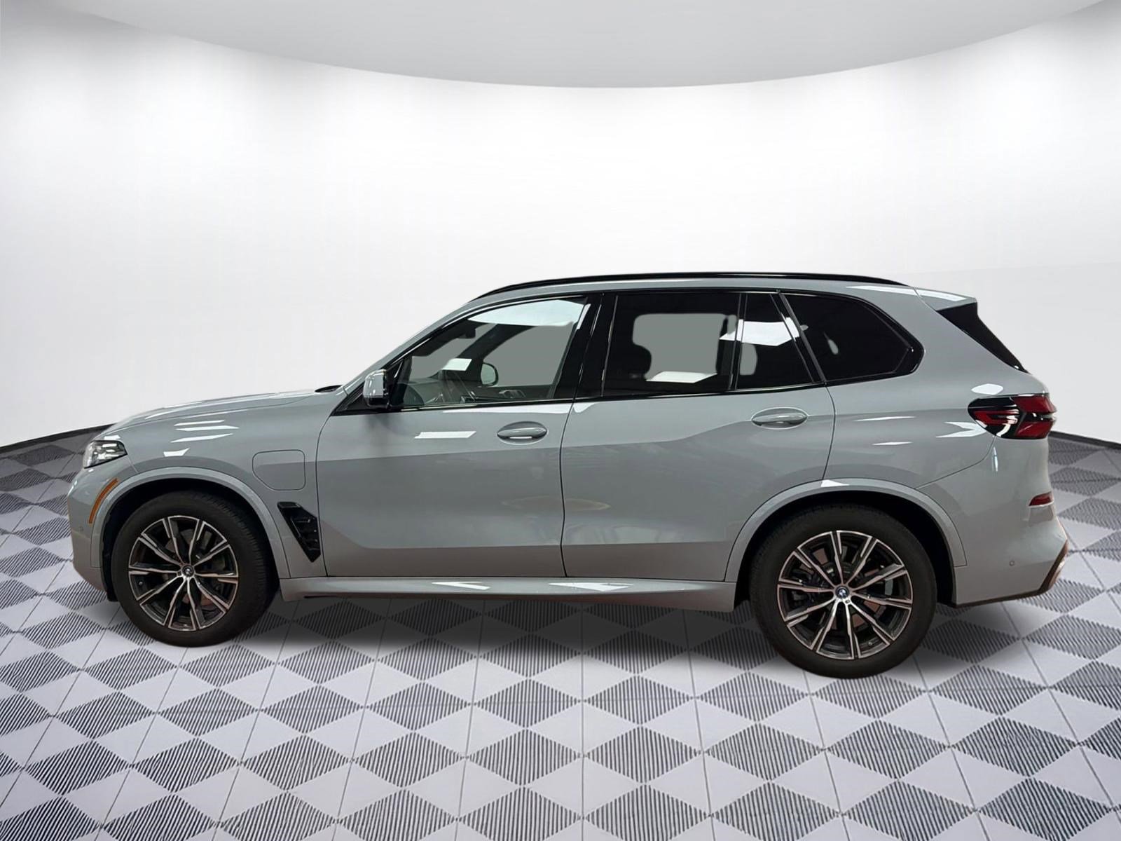 Certified 2024 BMW X5 xDrive50e w/ M Sport Package image 2