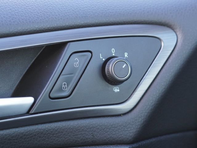 Used 2018 Volkswagen Golf S image 18