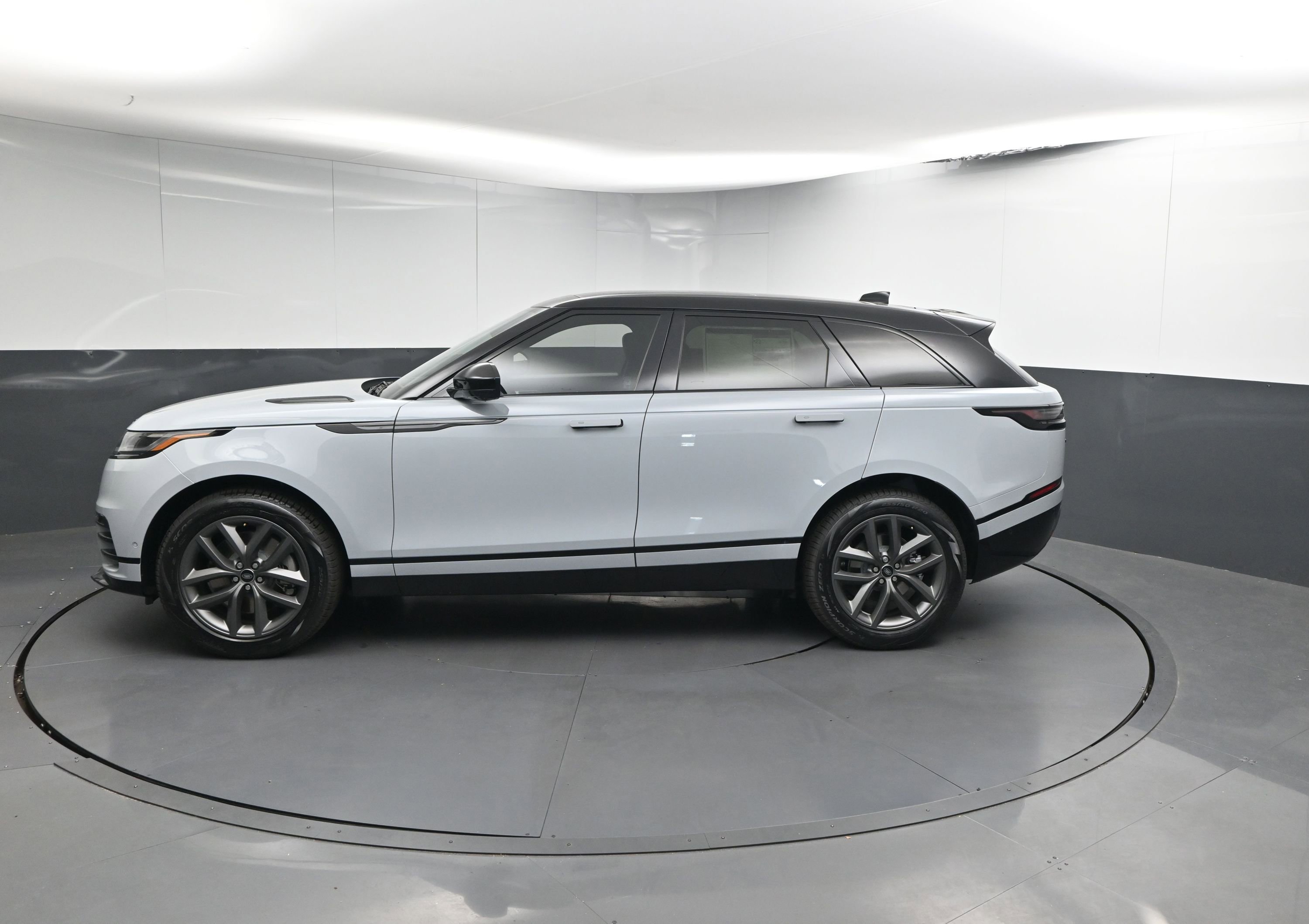 New 2026 Land Rover Range Rover Velar Dynamic SE image 2