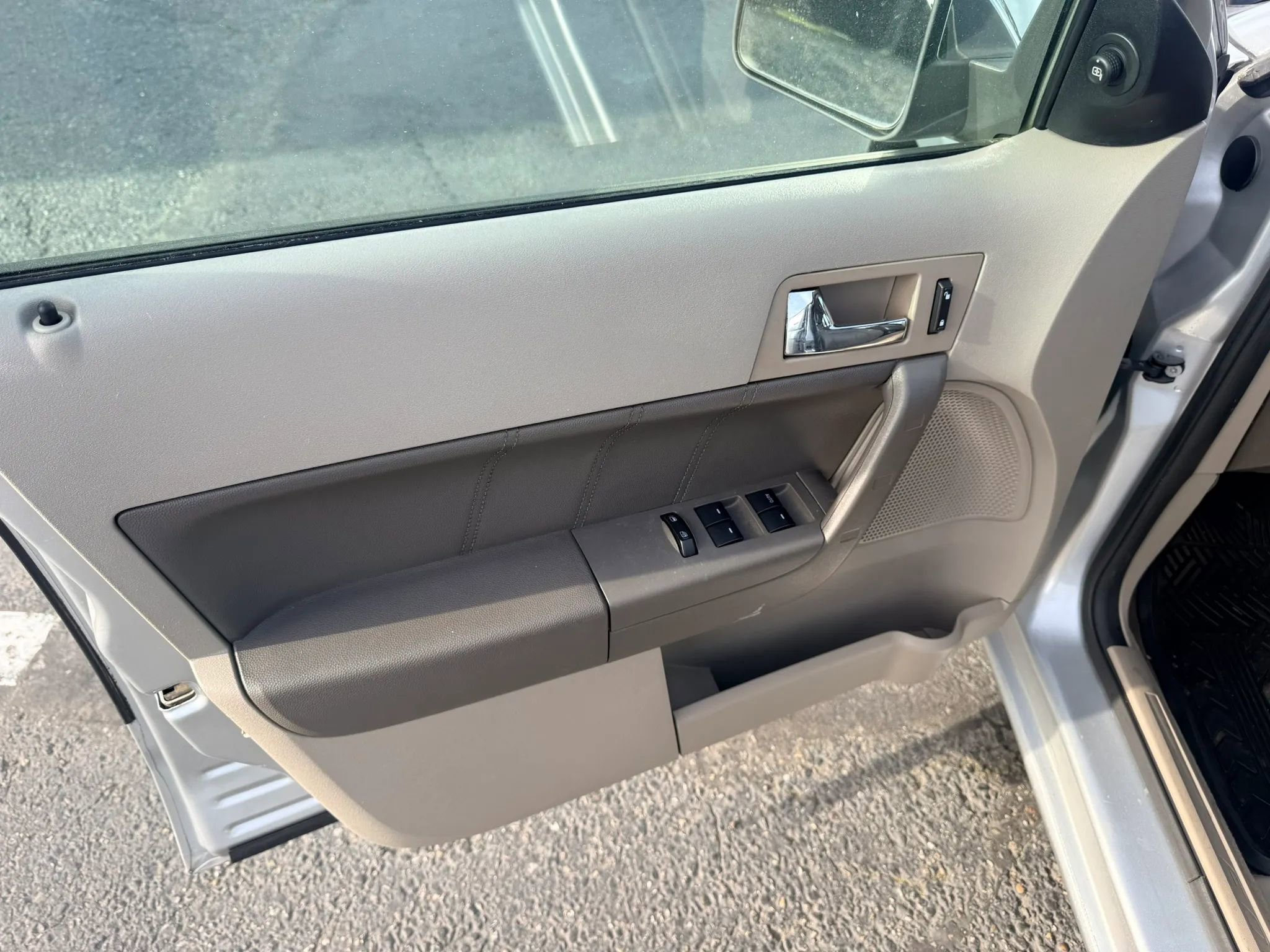 Used 2010 Ford Focus SEL FWD image 21