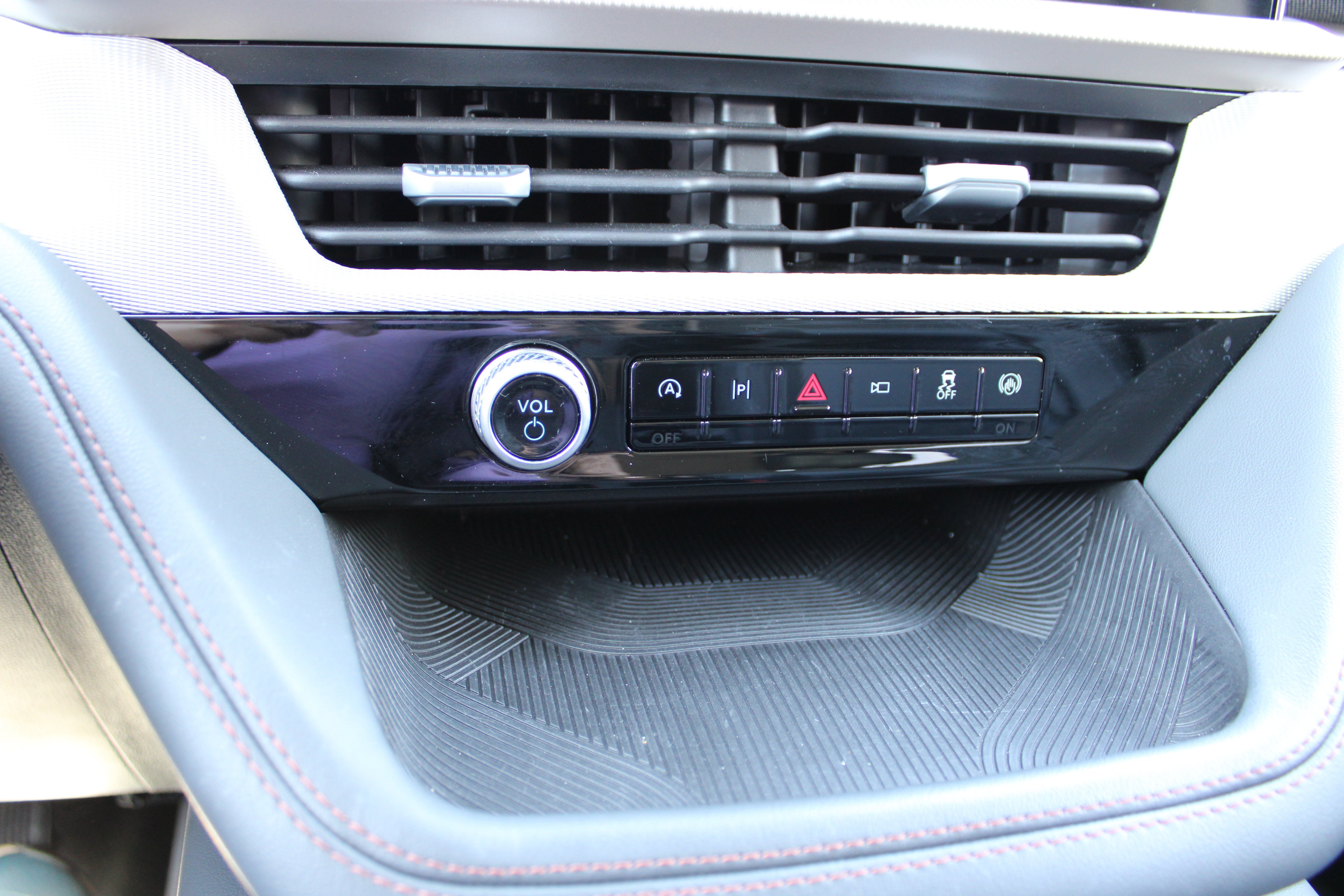 Used 2025 Ford Explorer Active w/ Active Comfort Package AWD/4WD image 22