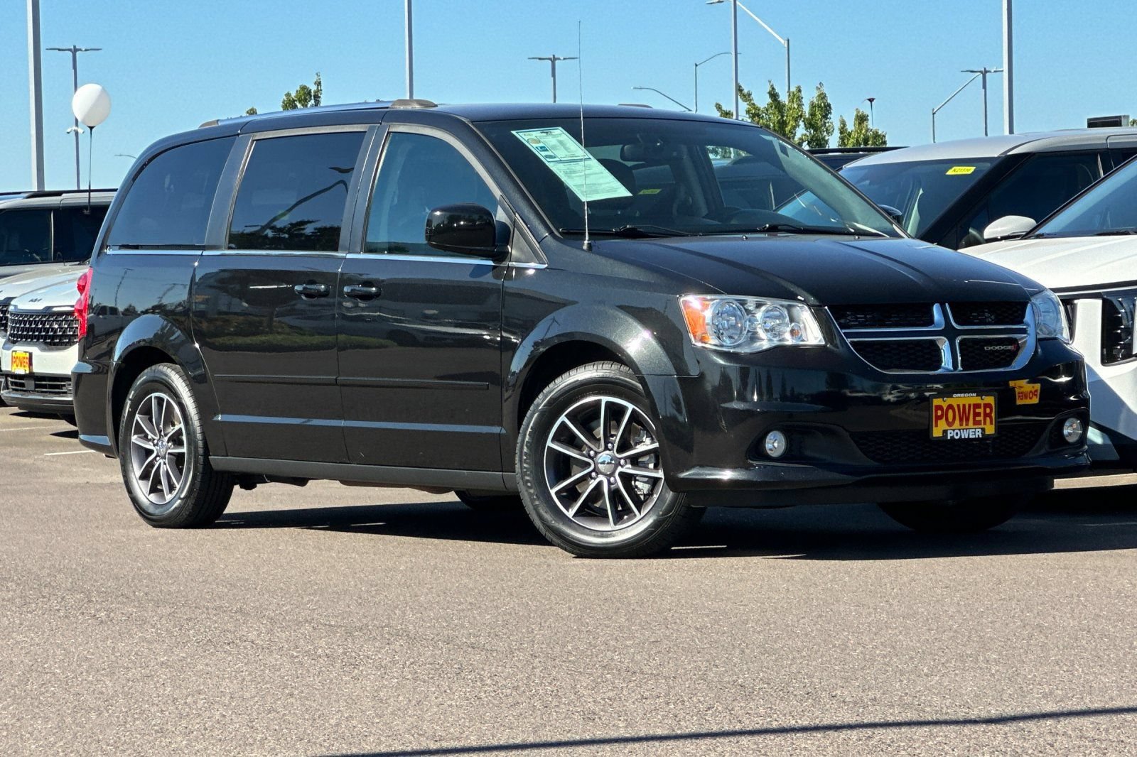 Used 2017 Dodge Grand Caravan SXT FWD image 2