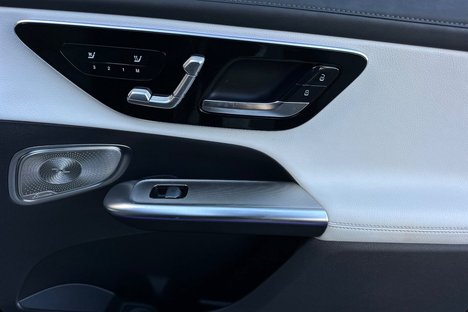 Used 2025 Mercedes-Benz GLC 350e 4MATIC image 35