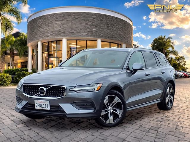 Used 2020 Volvo V60 T5 Cross Country image 1