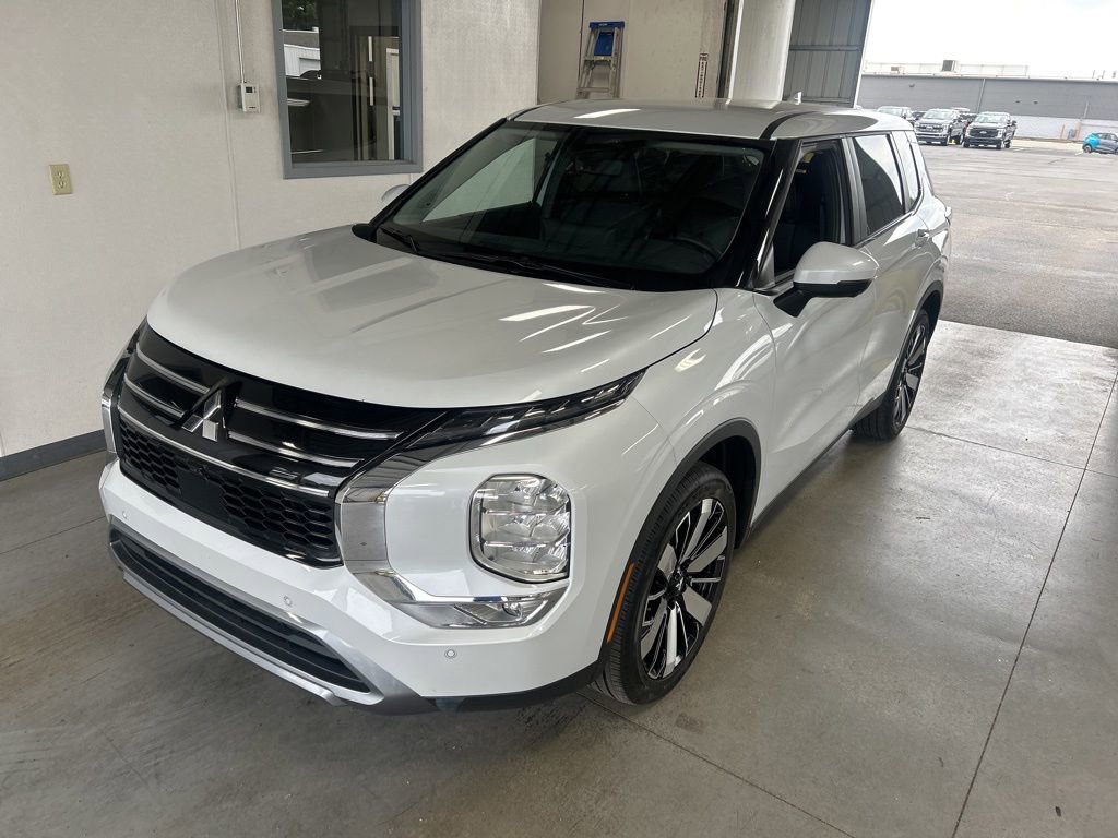 Used 2025 Mitsubishi Outlander SE FWD image 2