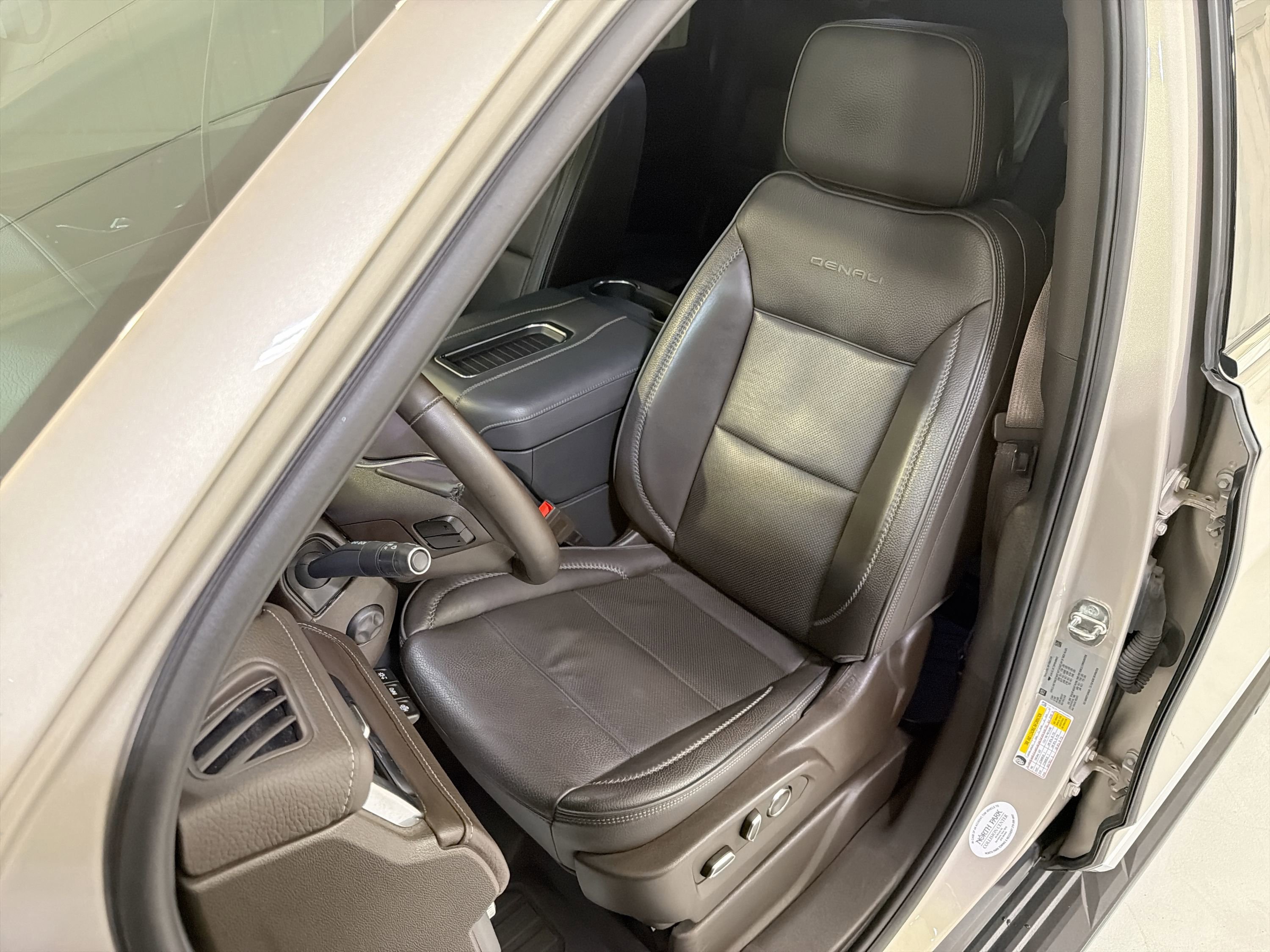 Used 2023 GMC Yukon XL Denali AWD/4WD image 10