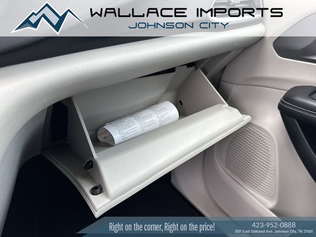 Used 2022 Chrysler Pacifica Touring-L FWD image 21