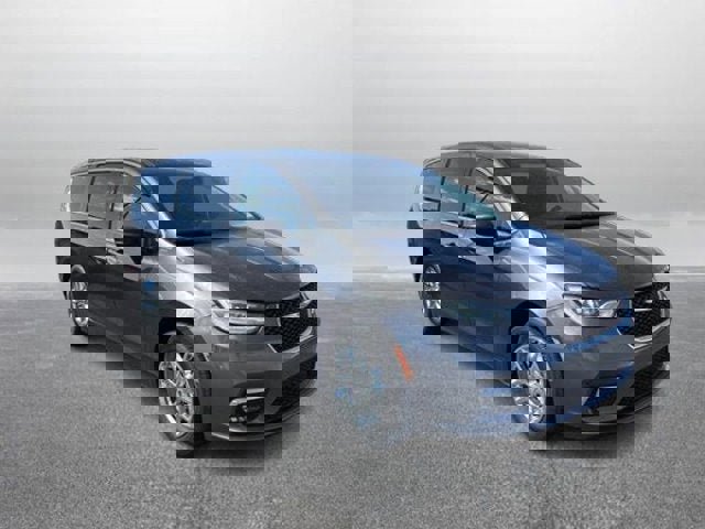 Used 2023 Chrysler Pacifica Touring-L image 5