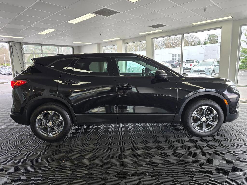 Used 2025 Chevrolet Blazer LT image 3