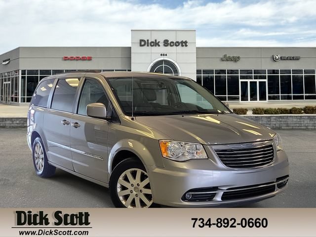 Used 2016 Chrysler Town & Country Touring FWD image 1