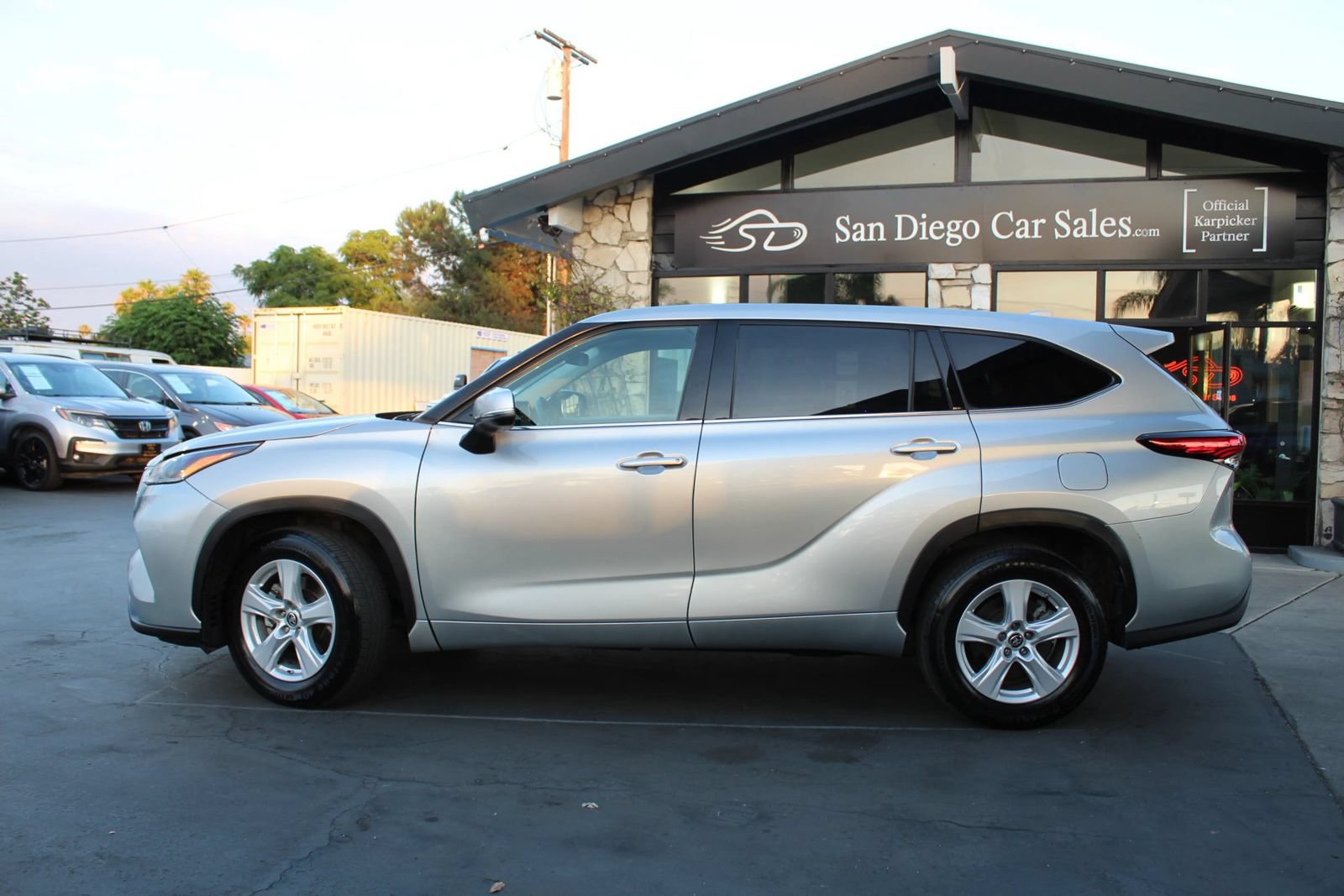 Used 2021 Toyota Highlander L FWD image 2