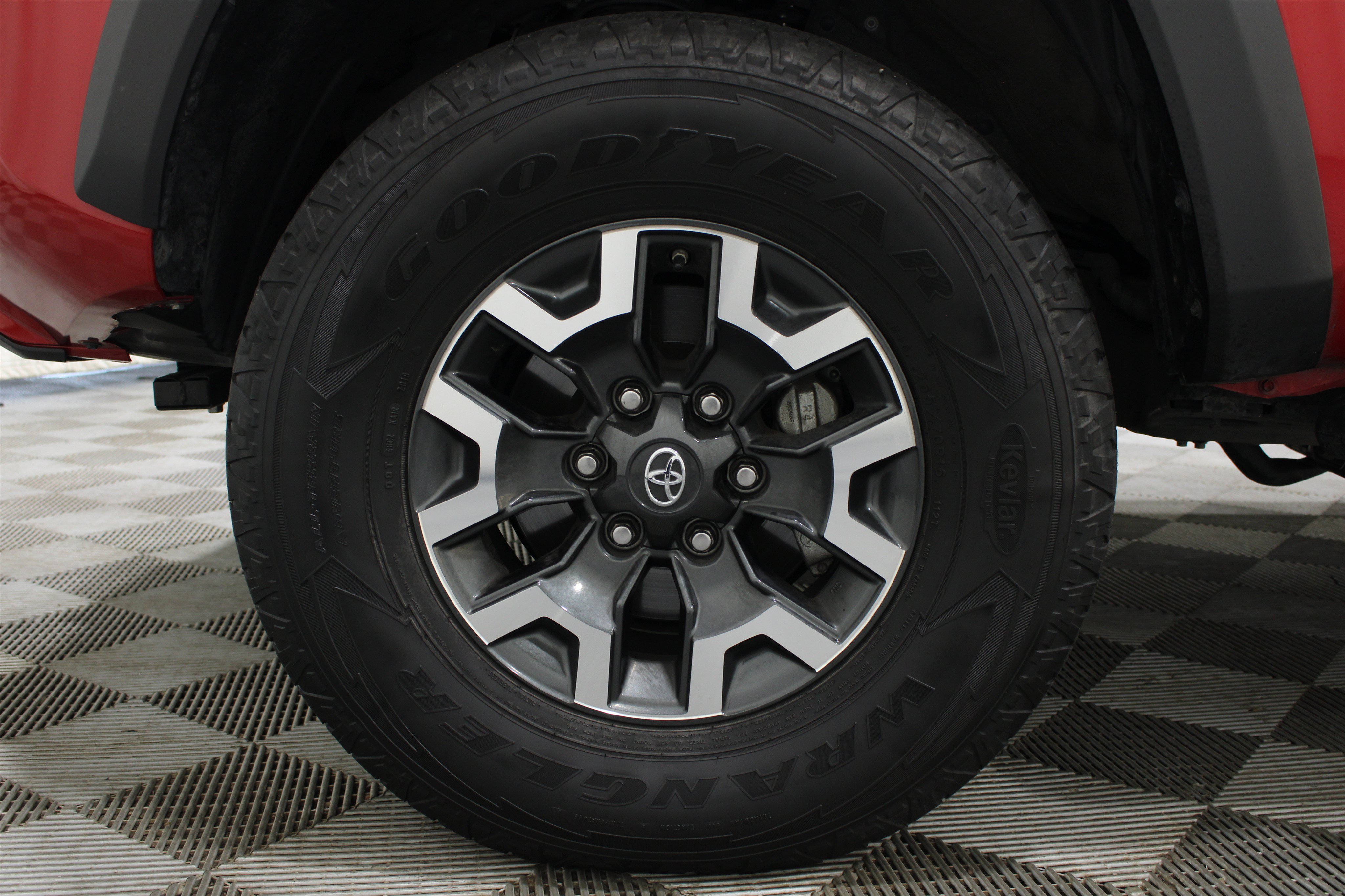 Used 2018 Toyota Tacoma TRD Off-Road w/ Technology Package AWD/4WD image 35