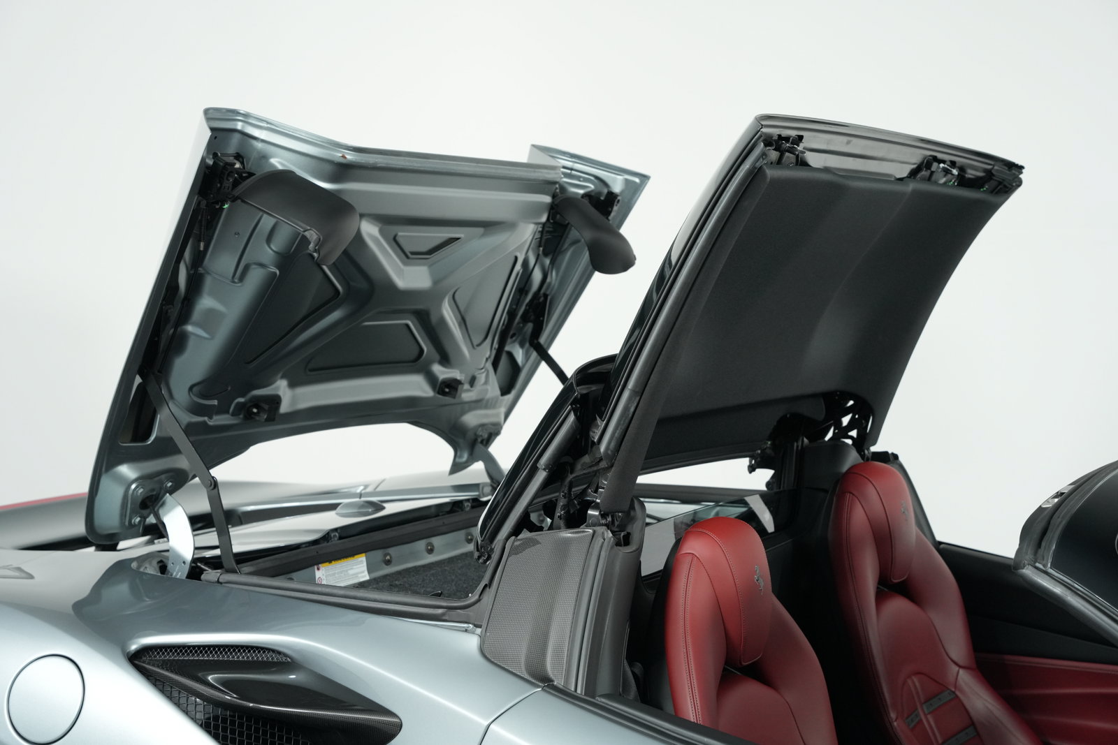 Used 2021 Ferrari F8 Spider RWD image 19