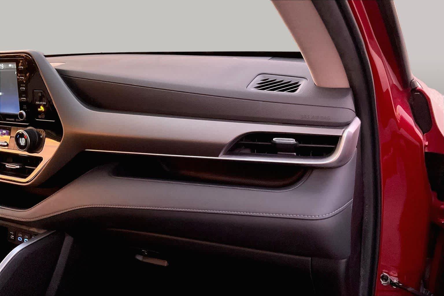 Used 2022 Toyota Highlander XLE FWD image 19