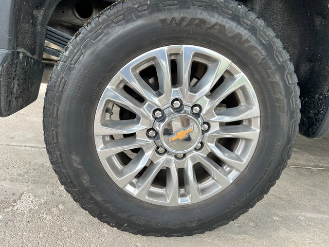 Used 2022 Chevrolet Silverado 2500 High Country w/ Technology Package image 13