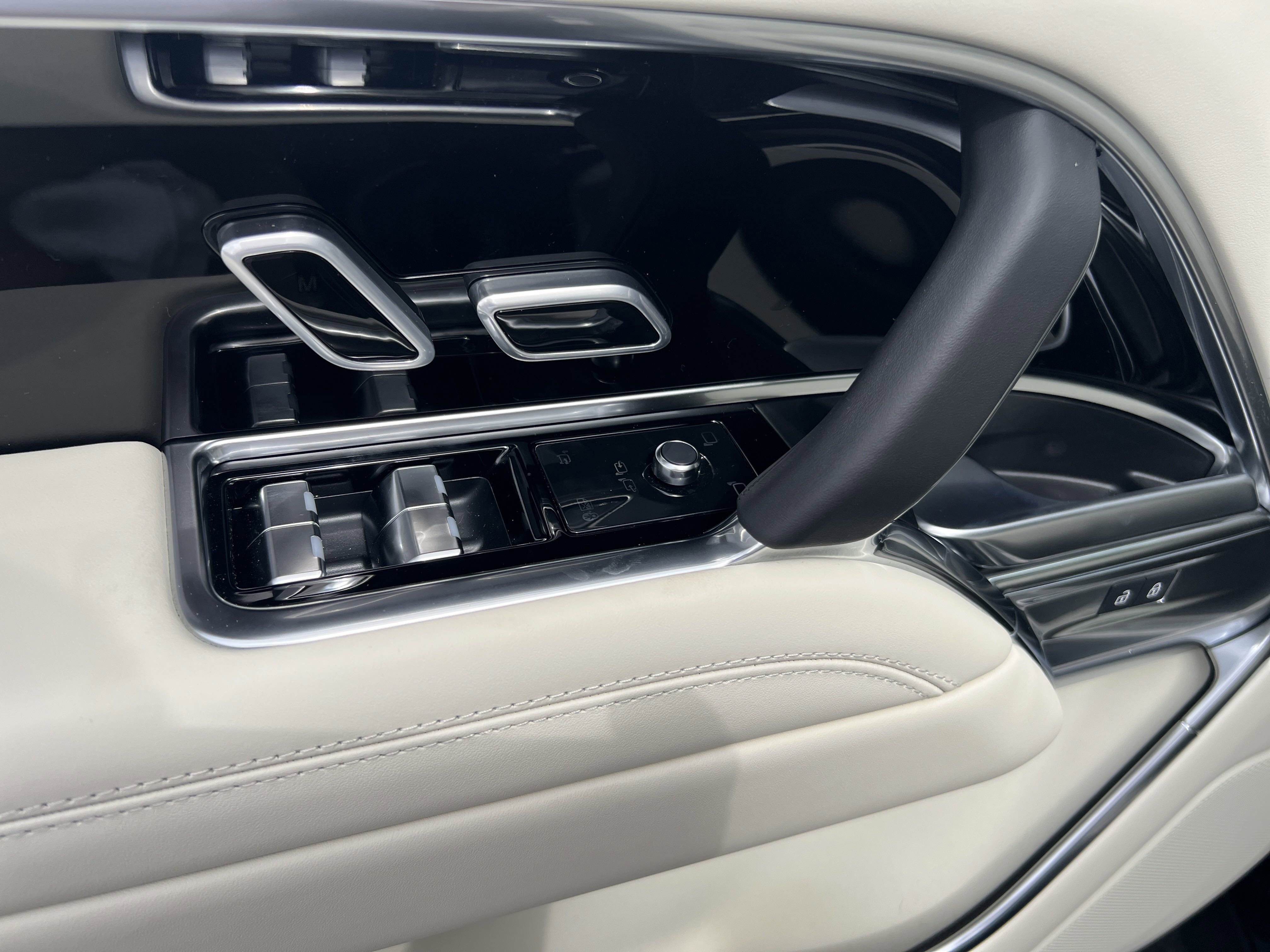 New 2025 Land Rover Range Rover SE image 22