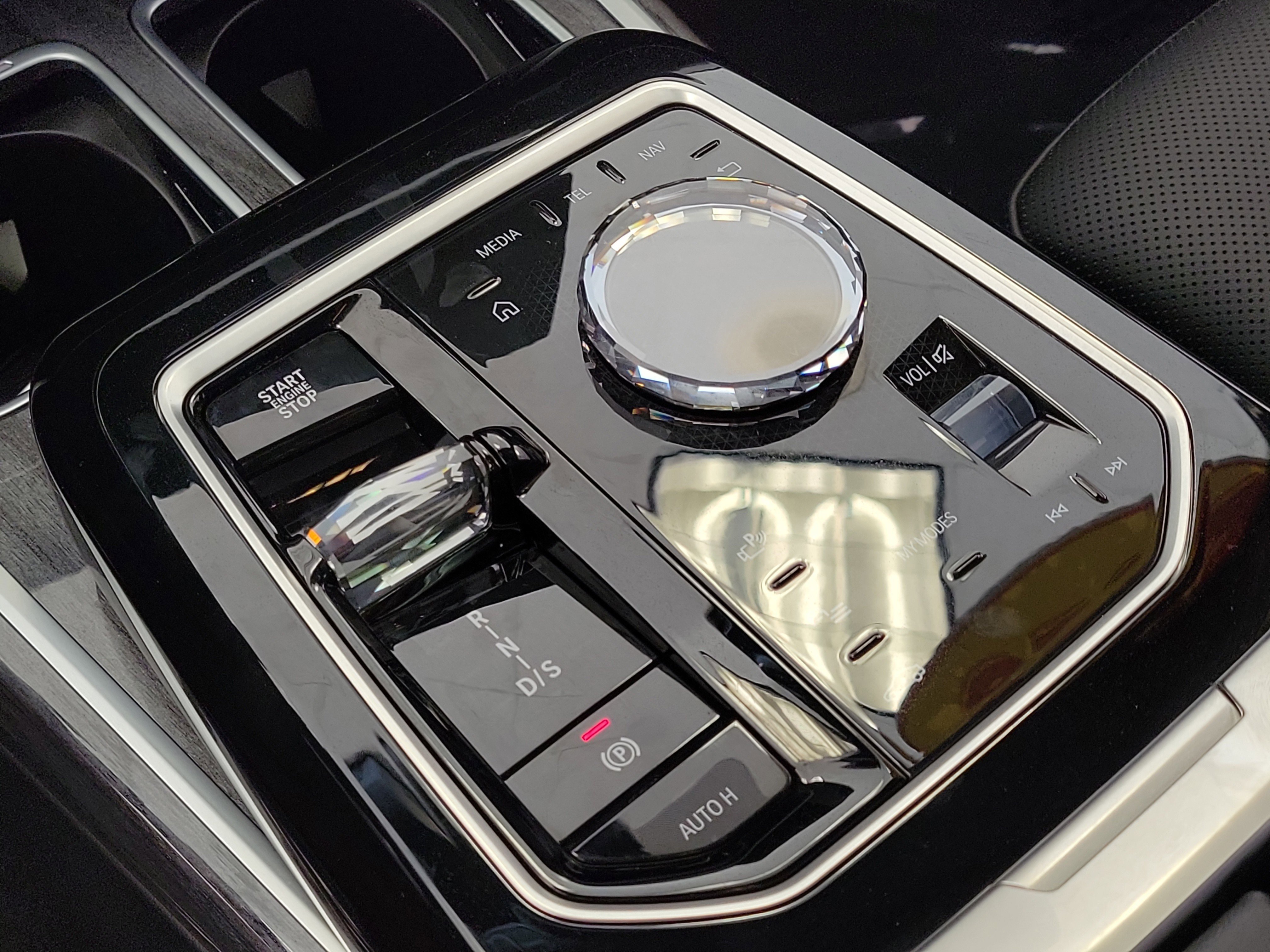 Used 2025 BMW 740i w/ Premium Package RWD image 24