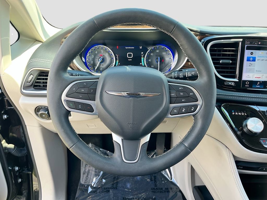 Used 2023 Chrysler Pacifica Limited w/ Uconnect Theater Family Group image 11
