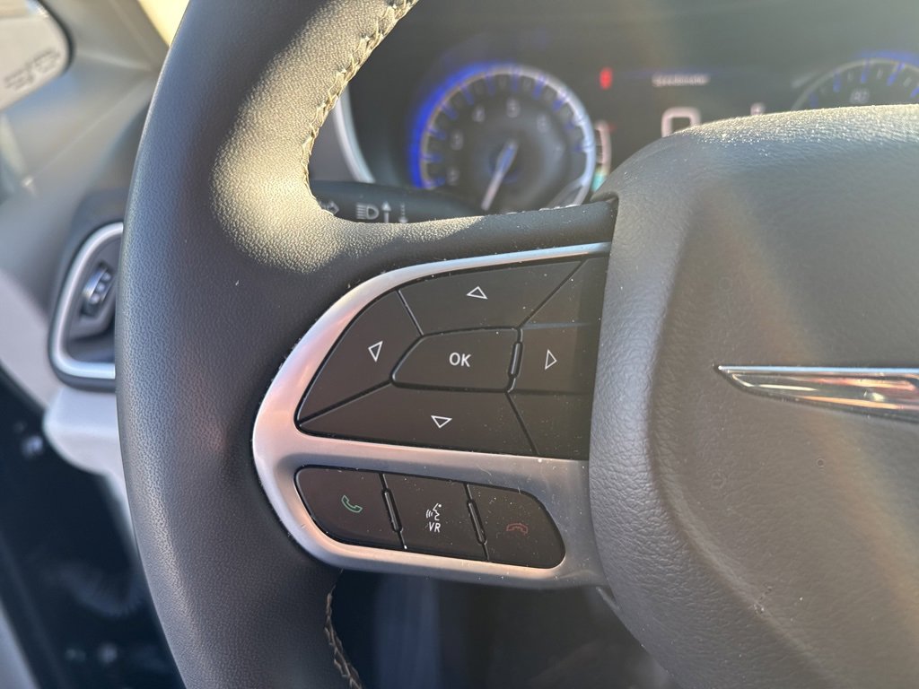 Used 2024 Chrysler Pacifica Touring-L image 28