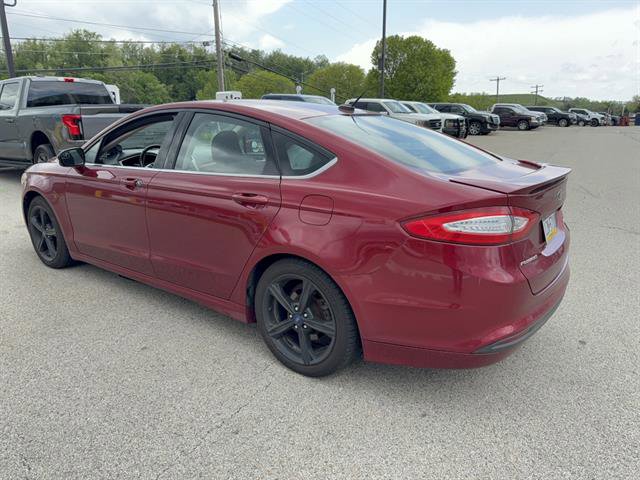 Used 2016 Ford Fusion SE w/ Equipment Group 201A FWD image 3