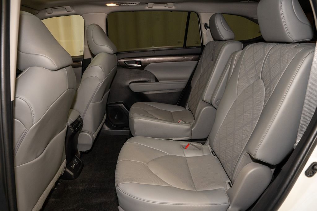 Used 2023 Toyota Highlander Platinum image 9