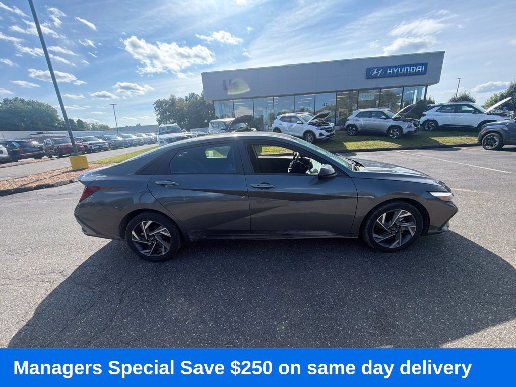 Certified 2025 Hyundai Elantra SEL w/ Cargo Package FWD image 3
