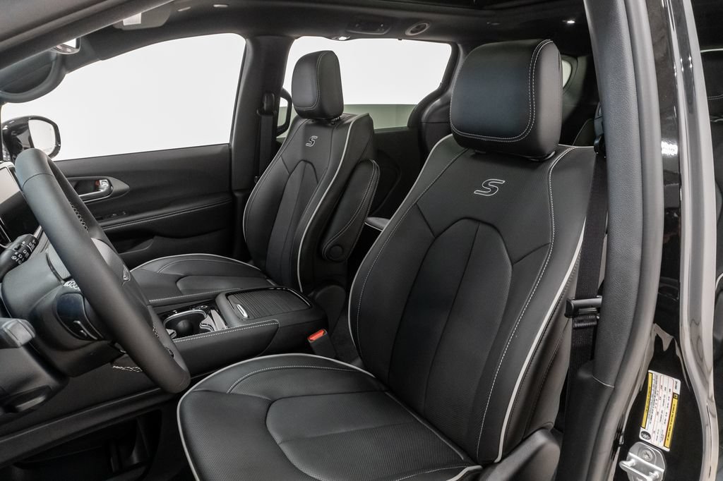 New 2027 Chrysler Pacifica Limited FWD image 10