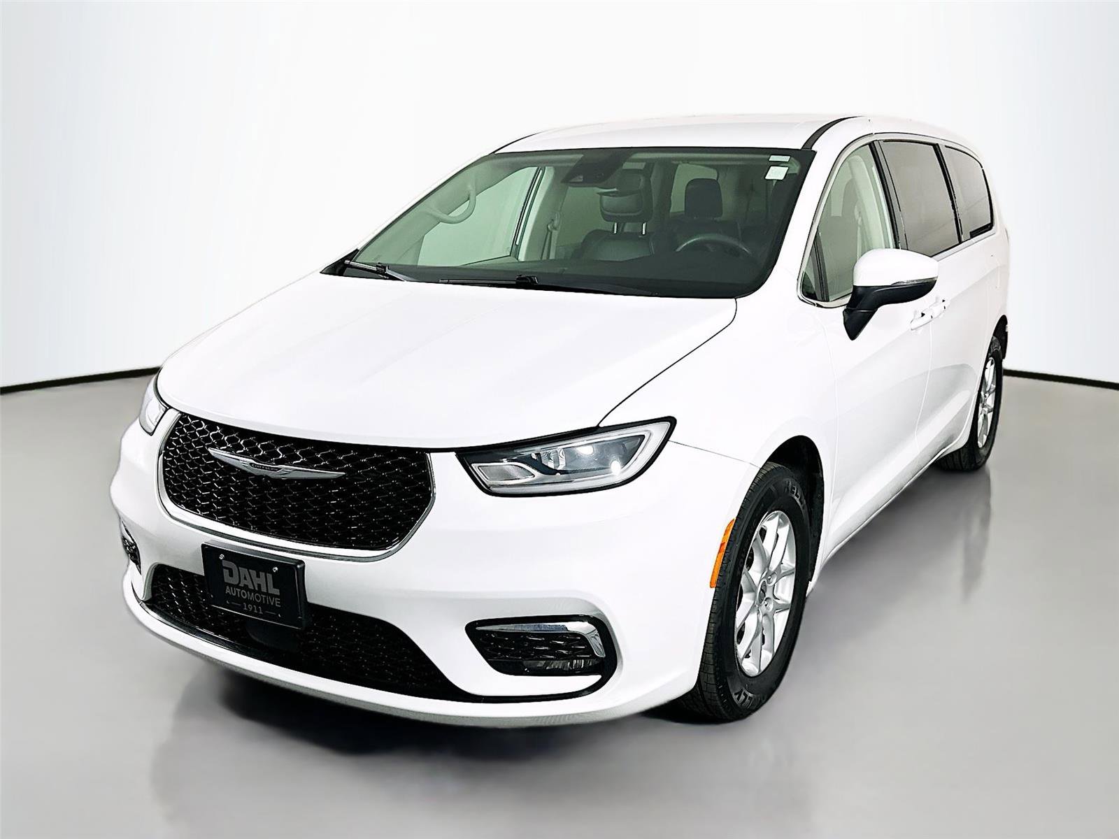 Used 2023 Chrysler Pacifica Touring-L image 4