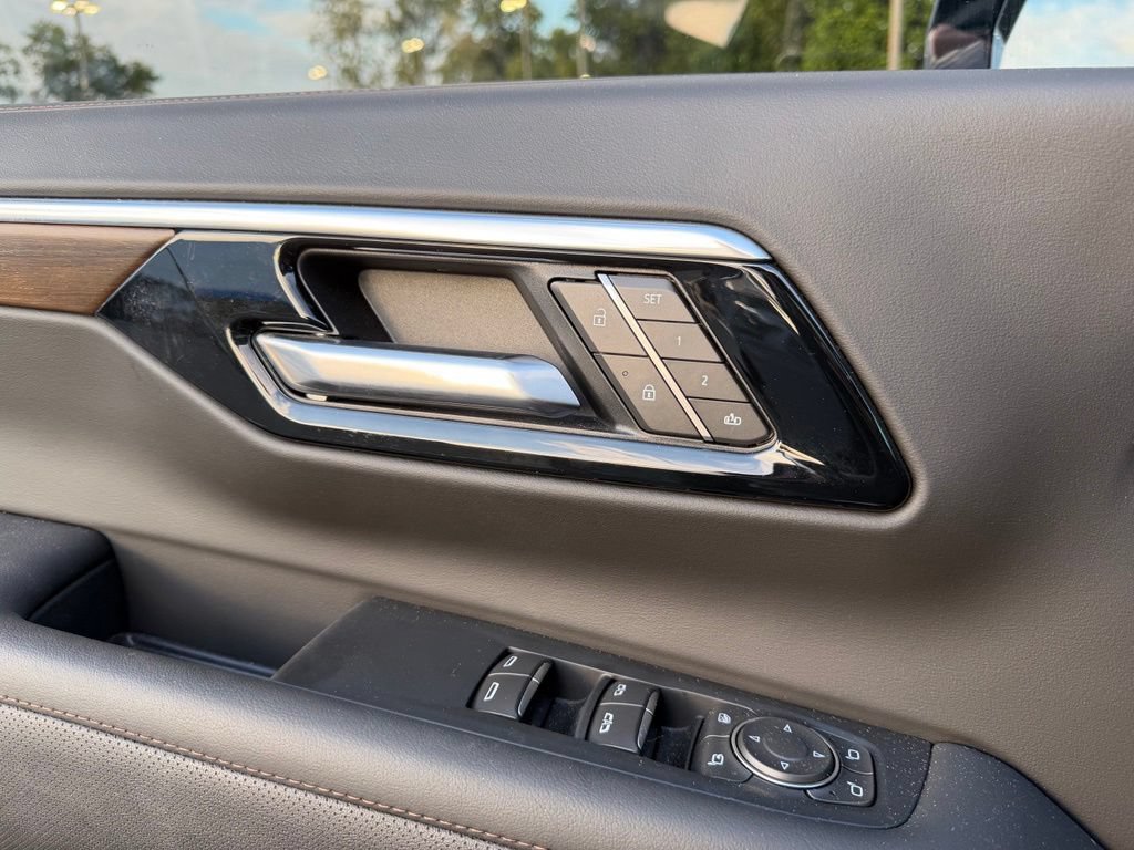Used 2025 Chevrolet Tahoe High Country AWD/4WD image 13