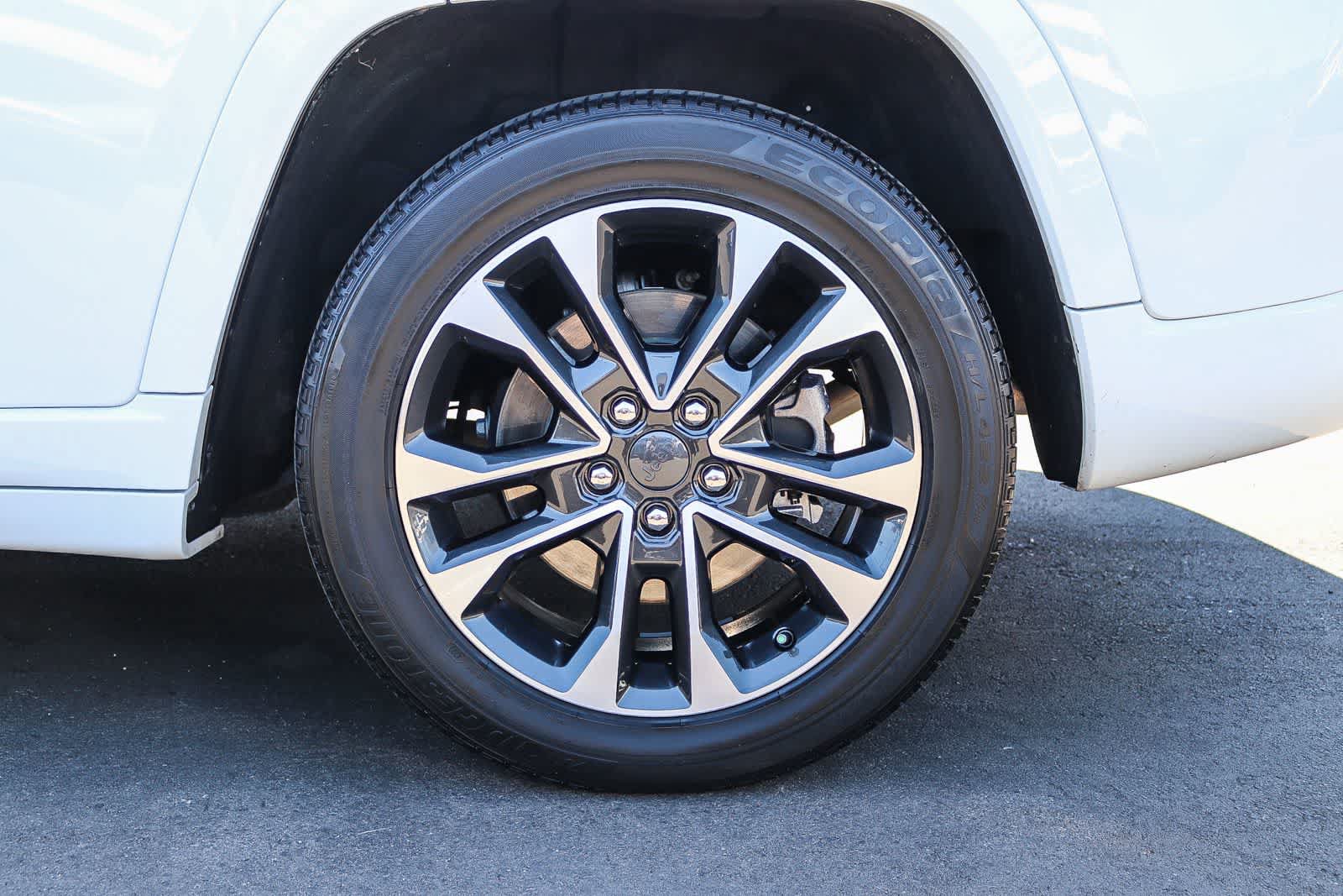 Used 2023 Jeep Grand Cherokee Overland w/ Advanced Protech Group III AWD/4WD image 12