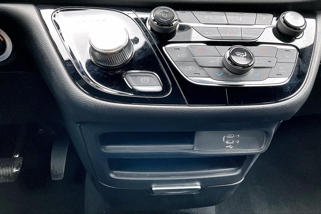 Used 2026 Chrysler Pacifica Select FWD image 12