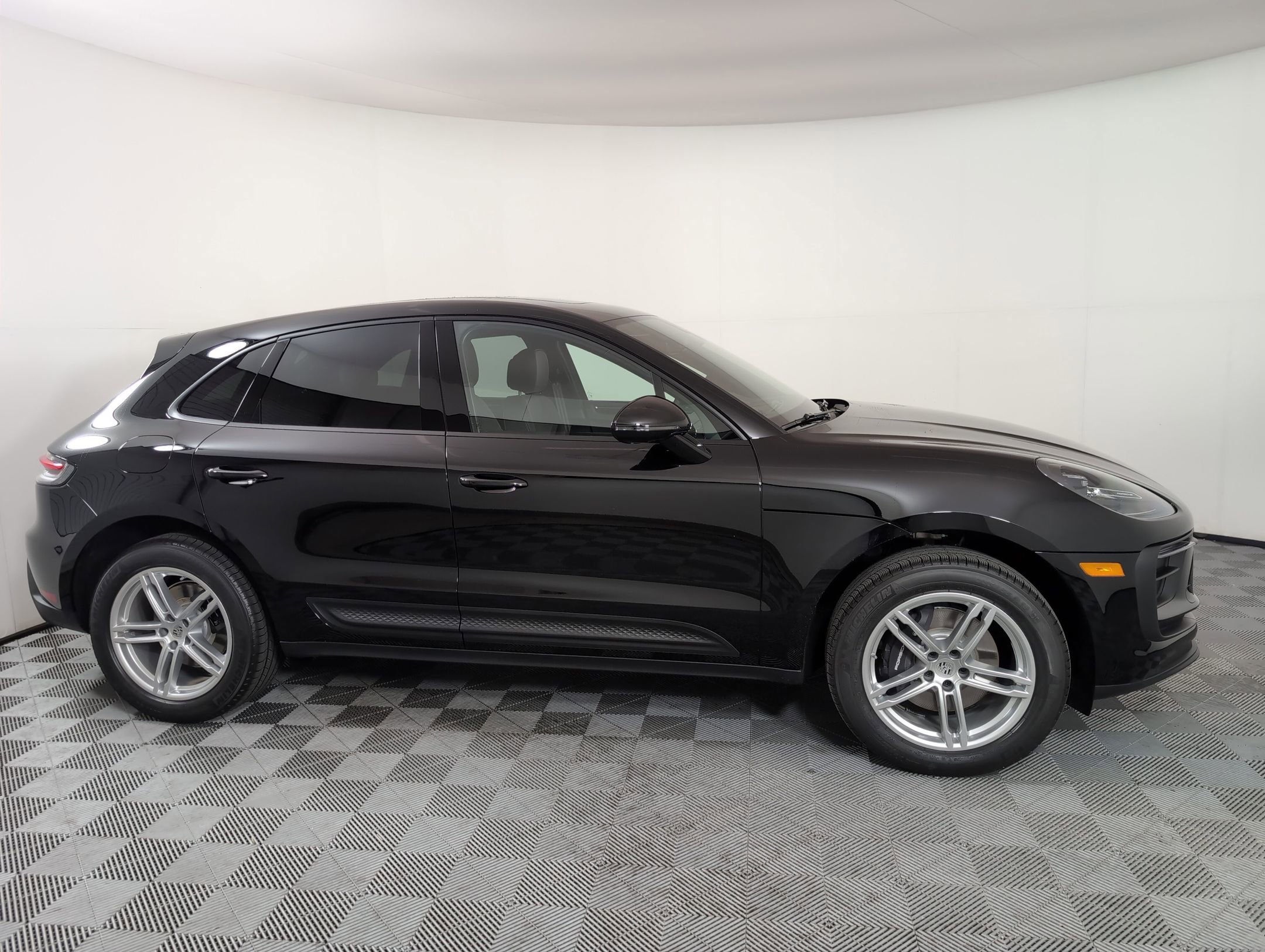 Certified 2025 Porsche Macan AWD/4WD image 9