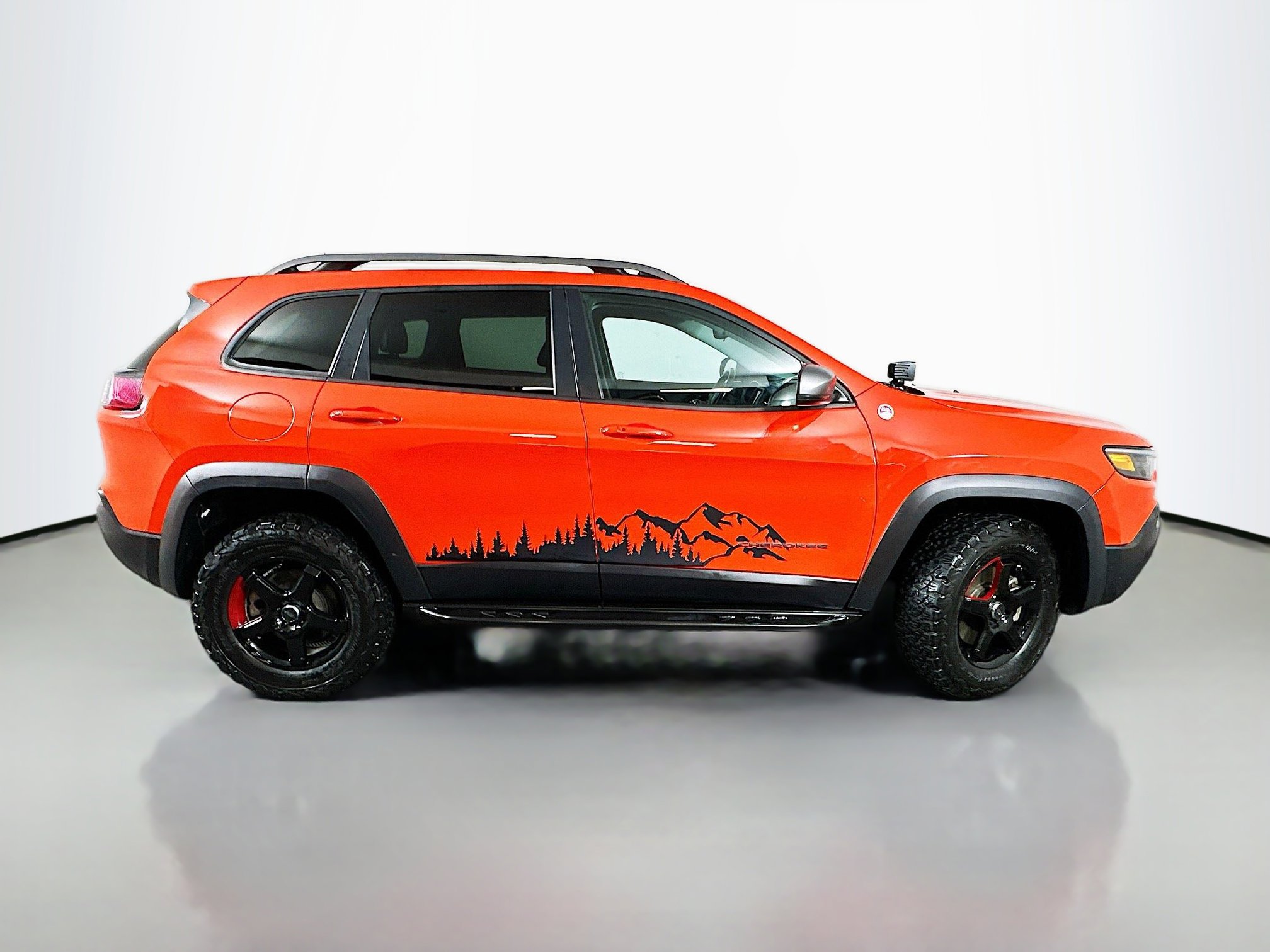 Used 2021 Jeep Cherokee Trailhawk image 8