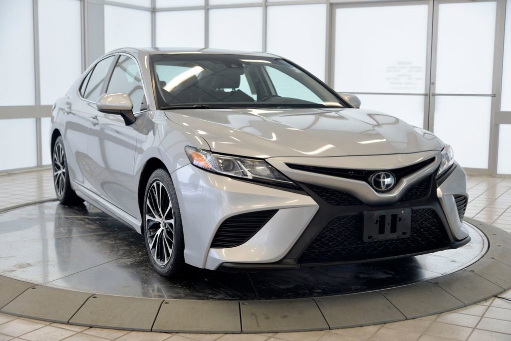 Used 2019 Toyota Camry SE image 2