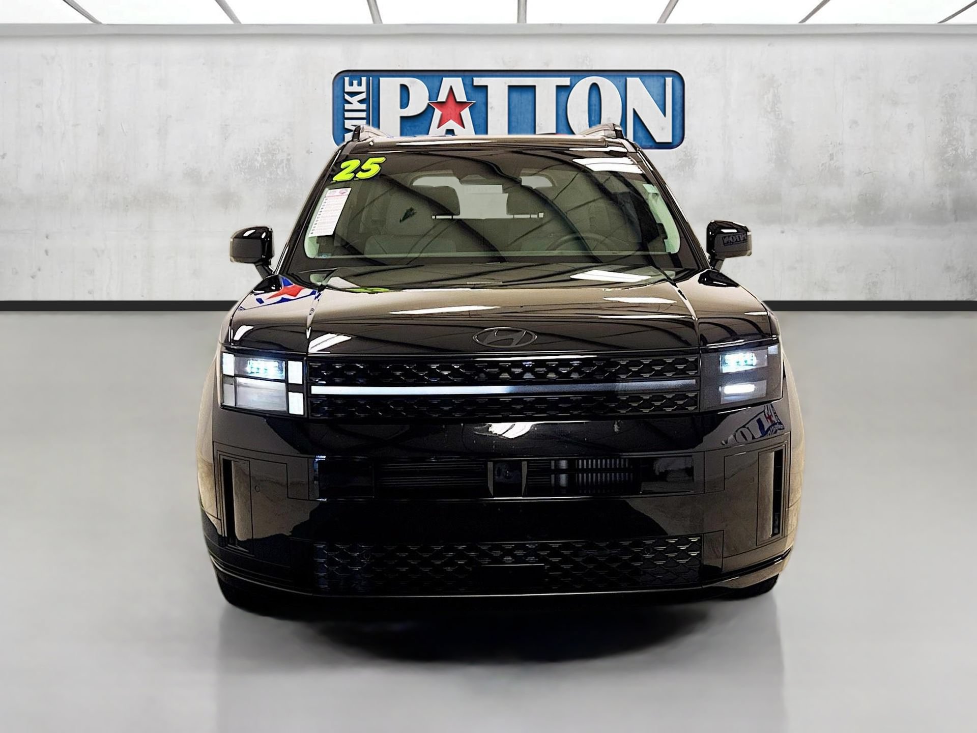 Used 2025 Hyundai Santa Fe Calligraphy FWD image 2