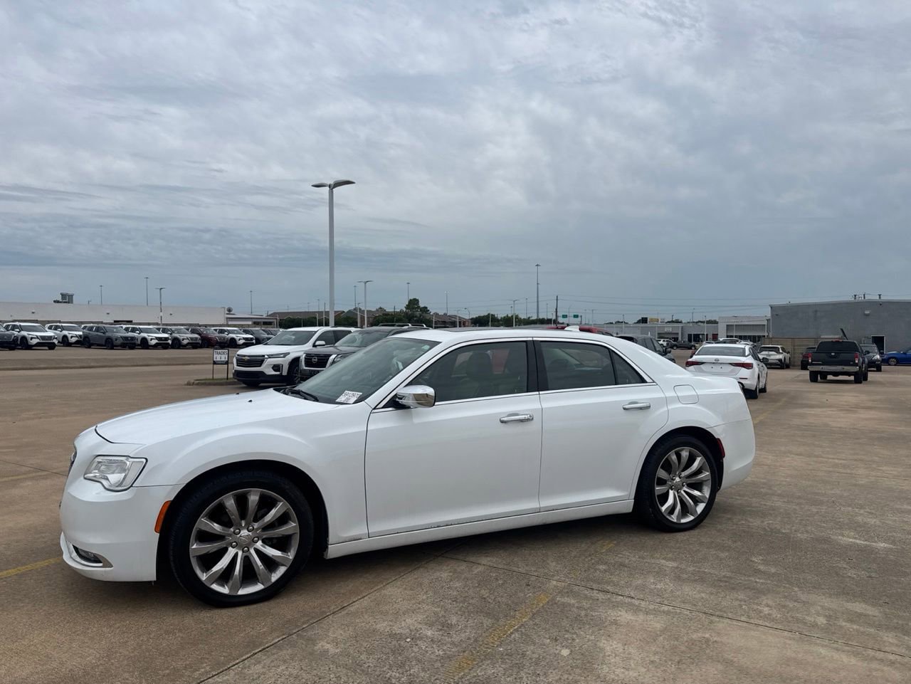 Used 2020 Chrysler 300 Limited RWD image 9