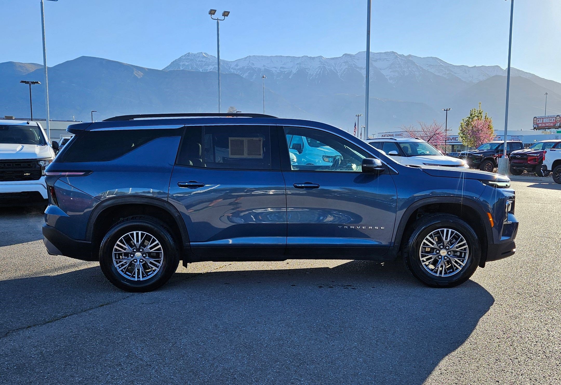 Used 2025 Chevrolet Traverse LT AWD/4WD image 2