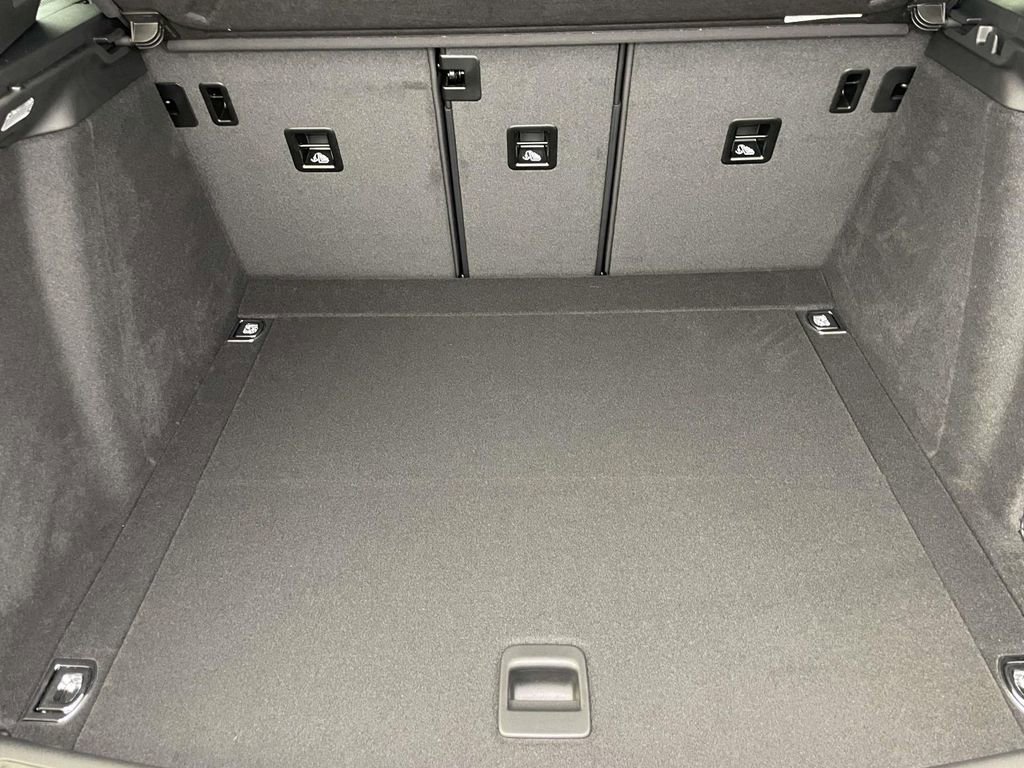 New 2025 Porsche Macan Base image 20