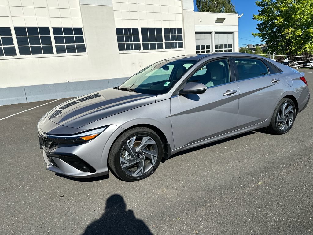 Certified 2025 Hyundai Elantra Limited FWD image 2
