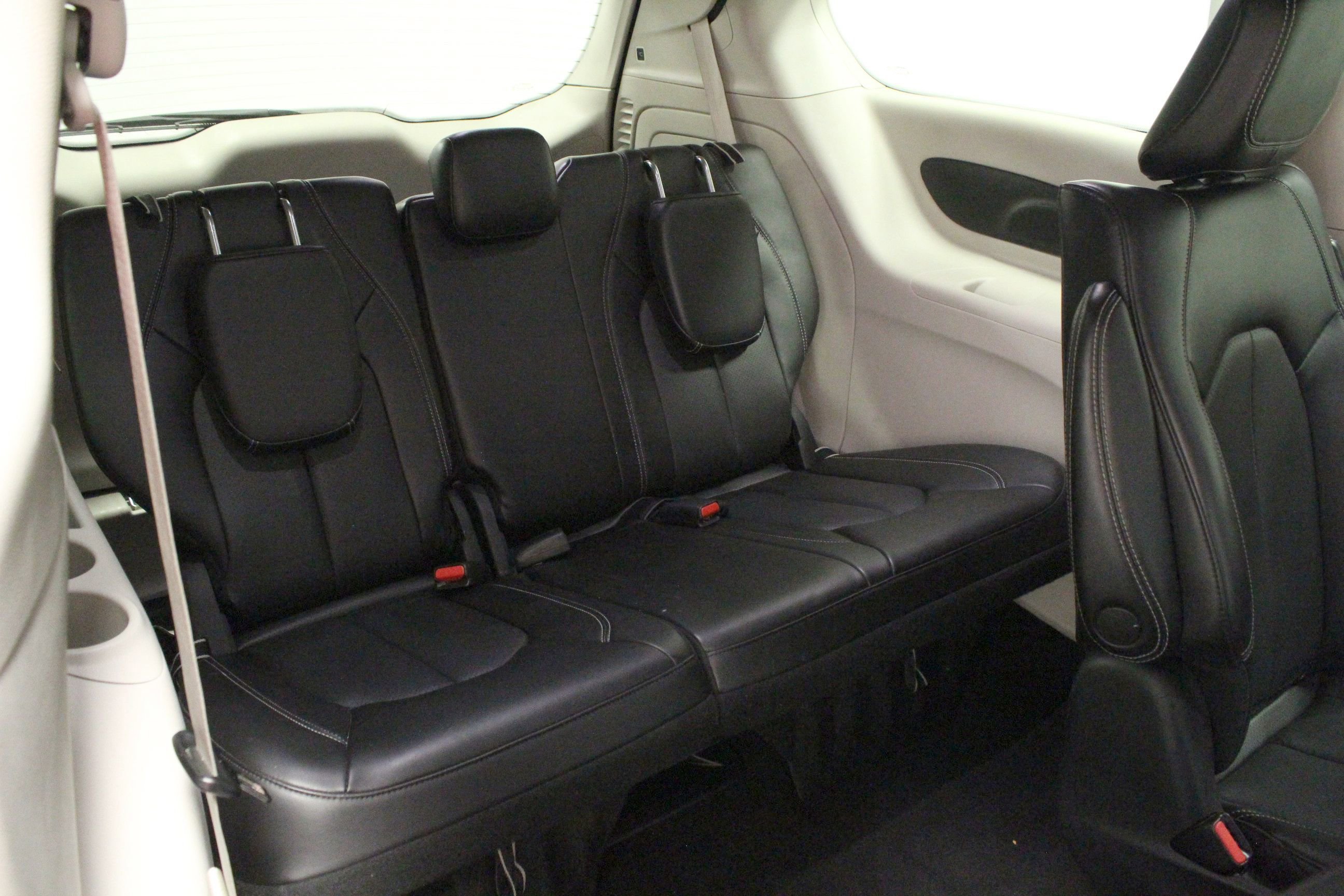 Used 2023 Chrysler Pacifica Touring-L FWD image 18