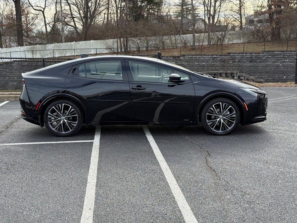 Used 2025 Toyota Prius XLE image 2