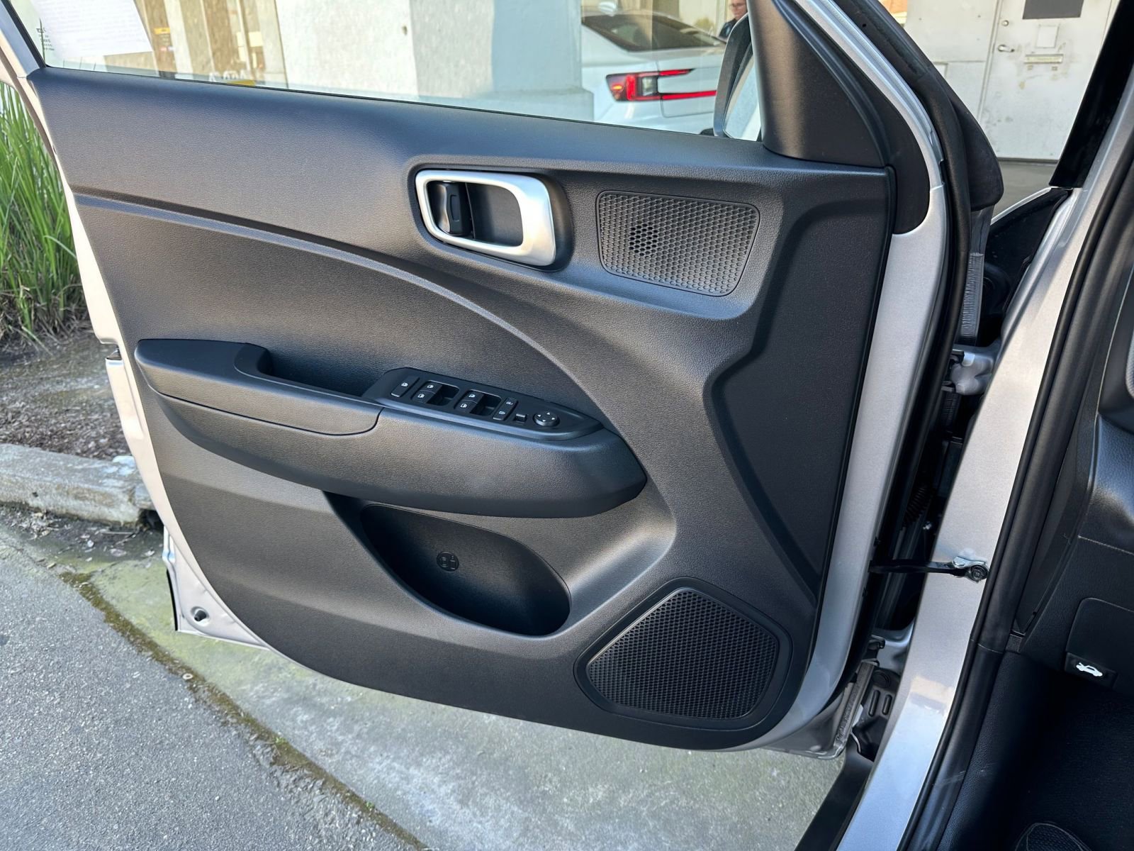 Used 2025 Hyundai Venue SEL image 18