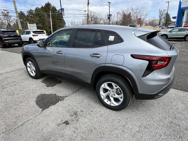 New 2026 Chevrolet Trax LS w/ LS Convenience Package FWD image 3