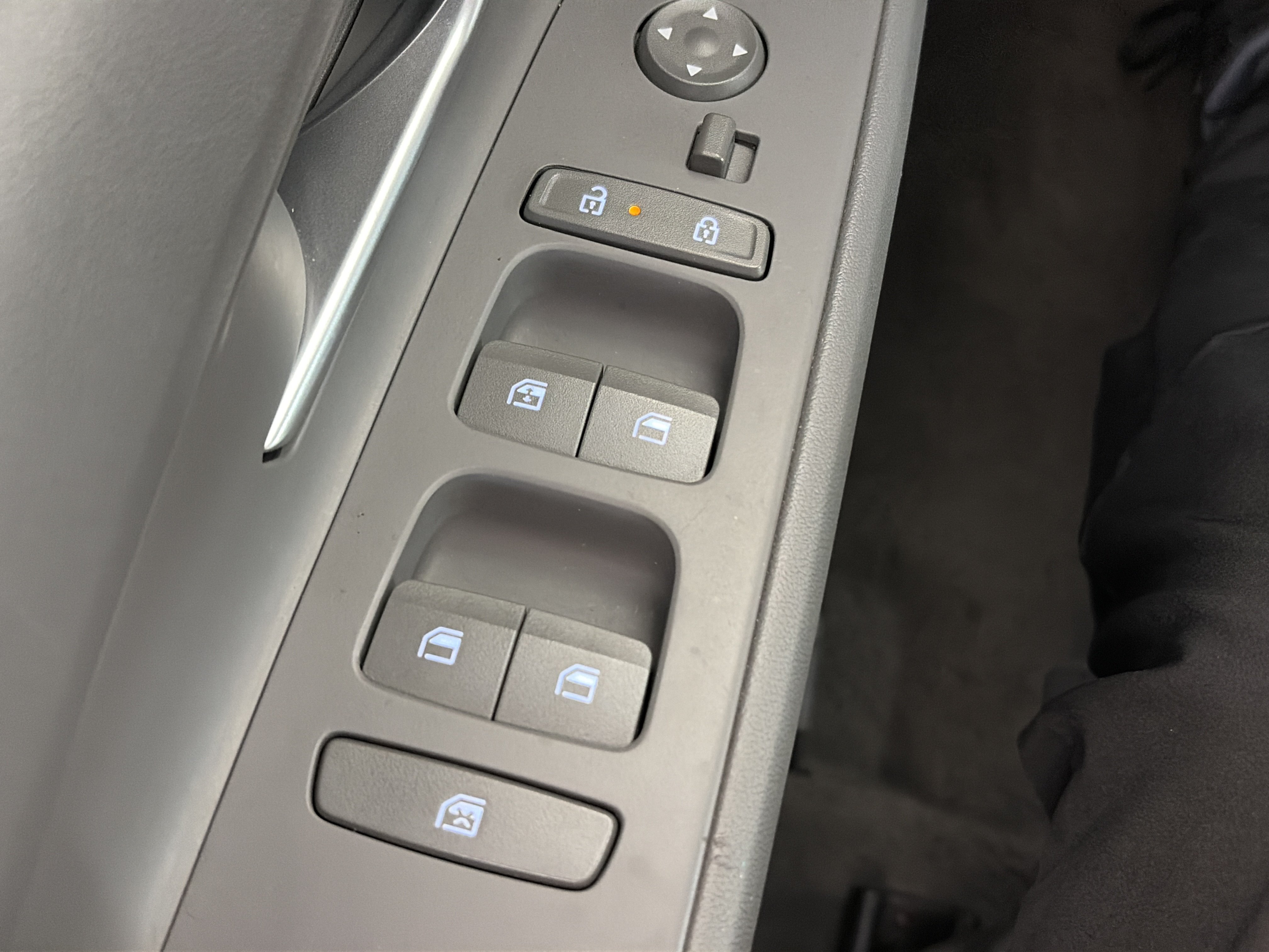 Used 2025 Hyundai Elantra SEL FWD image 32