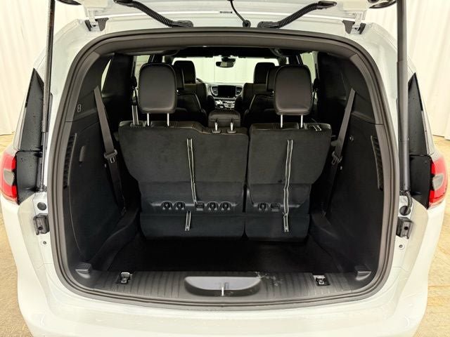New 2026 Chrysler Pacifica Select FWD image 25