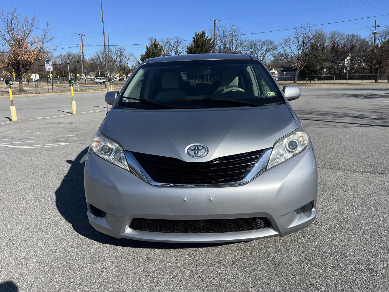 Used 2014 Toyota Sienna LE image 3