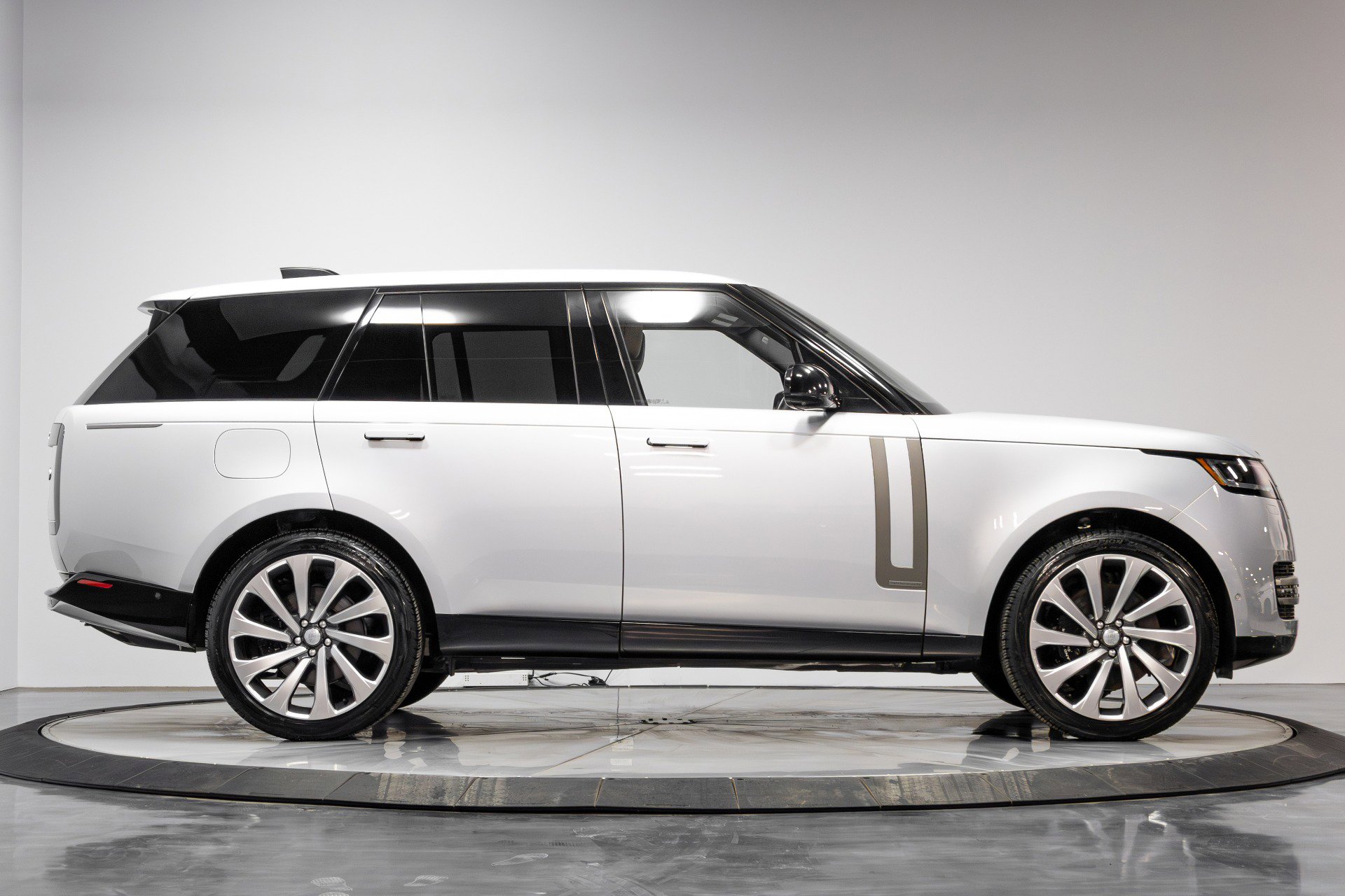 Used 2023 Land Rover Range Rover Autobiography image 15