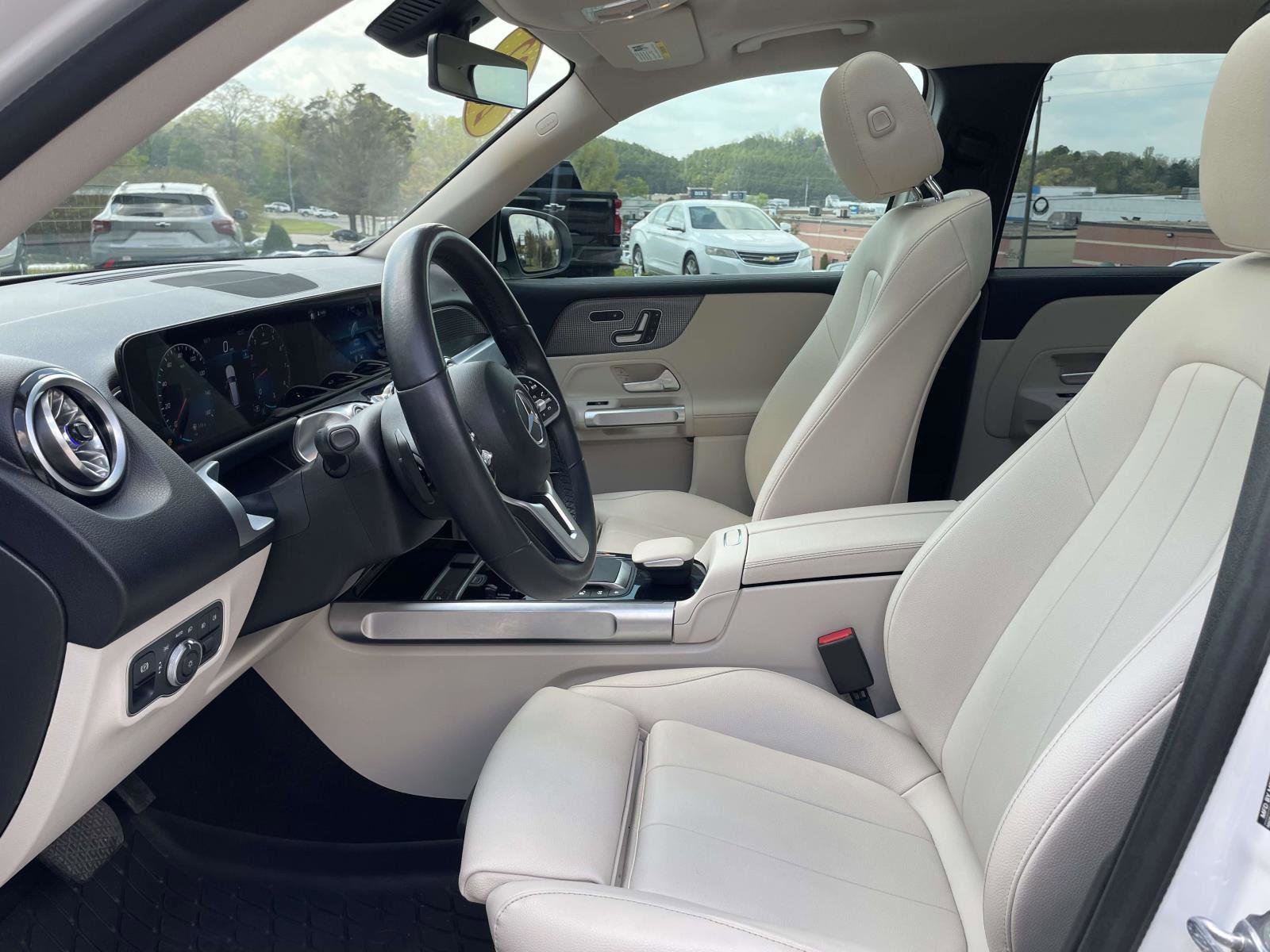 Used 2022 Mercedes-Benz GLB 250 4MATIC w/ Premium Package Lite image 4